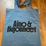 Aino ja Hajonneet: sininen kangaskassi