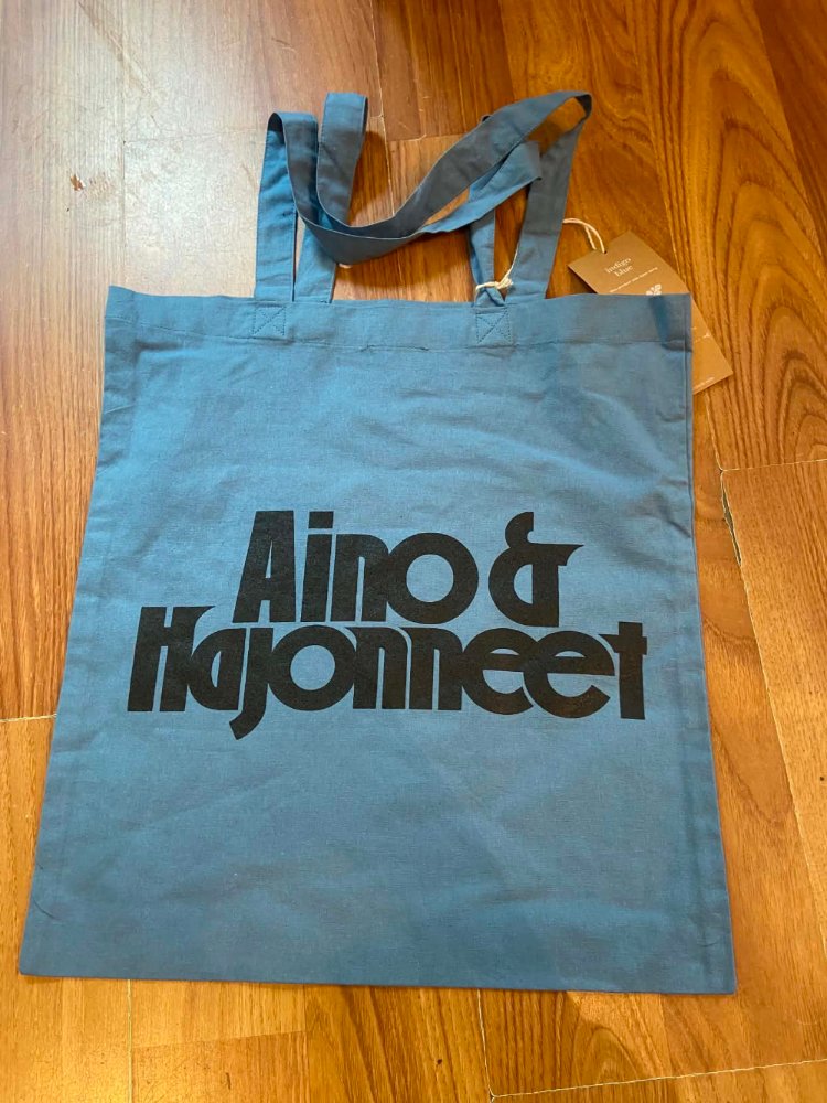 Aino ja Hajonneet: sininen kangaskassi